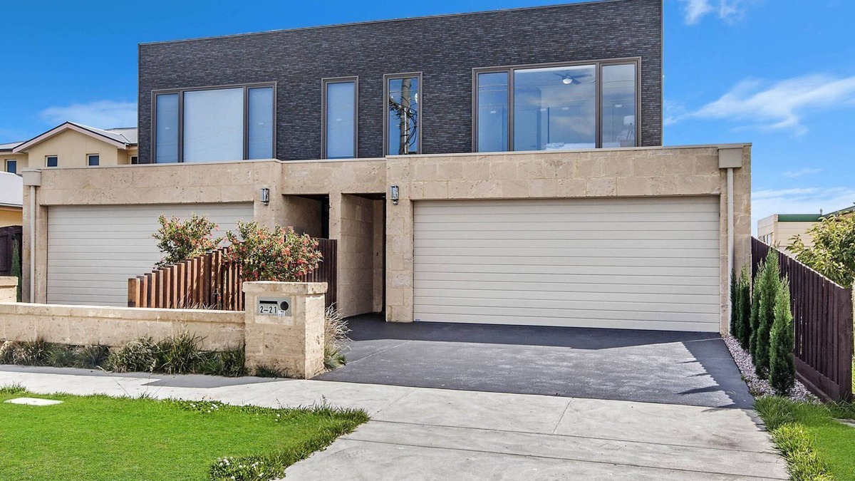 Warrnambool House | Hyland House - Sunsets on the deck