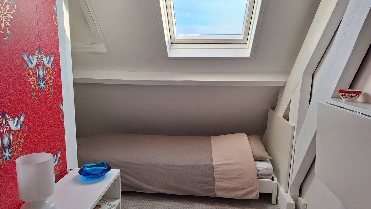 Tours City Centre Bed & Breakfast | Hypercentre, pretty attic bedroom with separate entrance