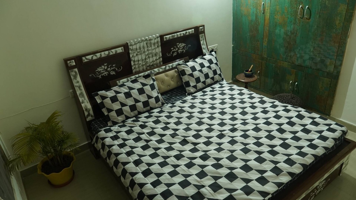 Gomti Nagar House | hyumomn Studios | Premium Stay Guaranteed
