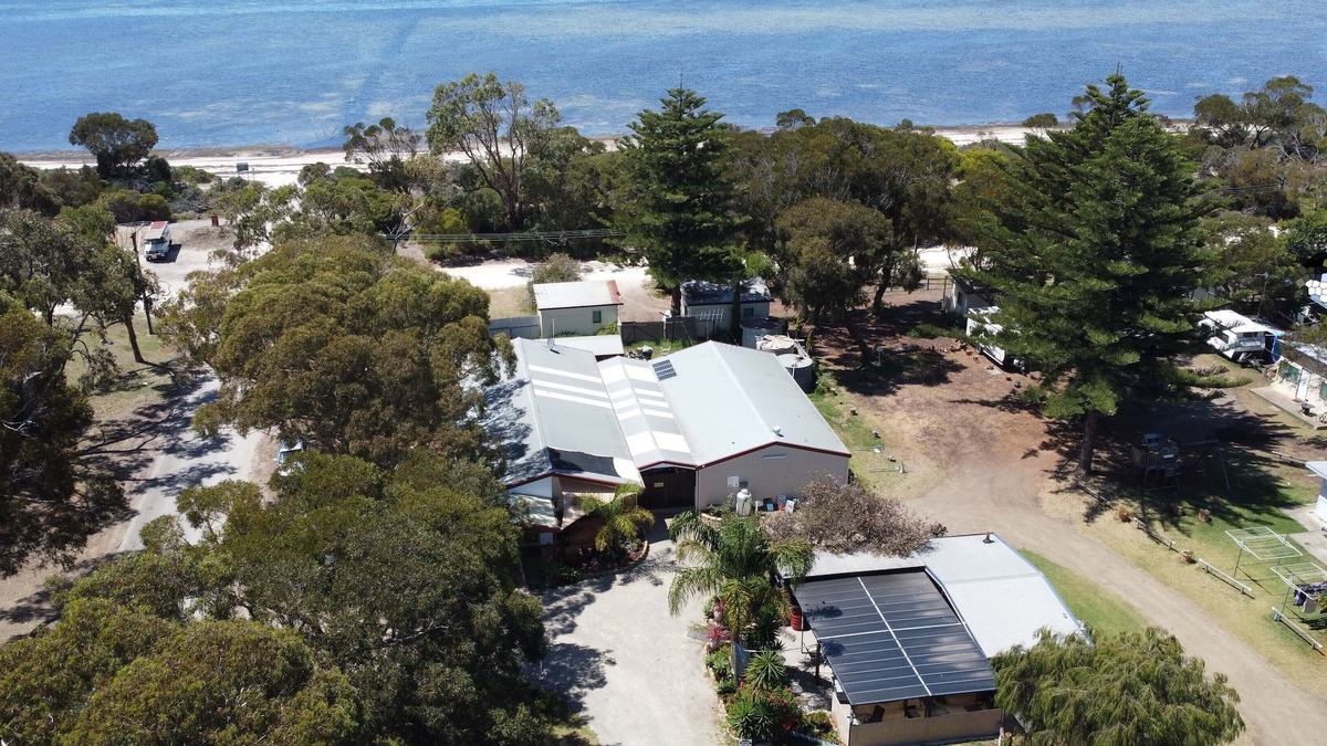Brownlow Ki Cabin | I Caravan Park, Kingscote
