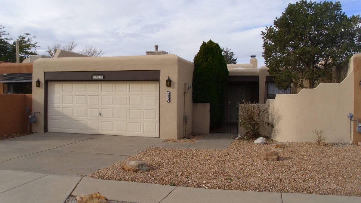 Northeast Heights House | I'd Stay Here If I Were You