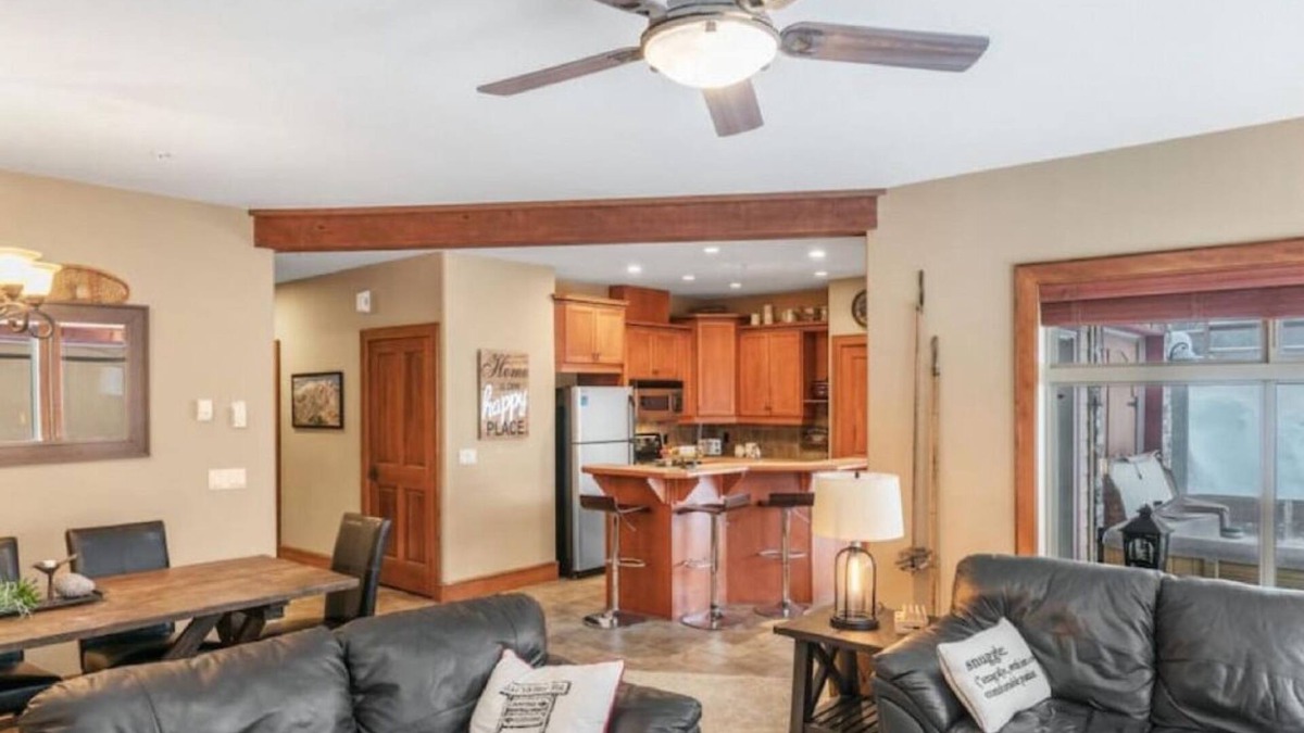 Big White Ski Resort Apartment | I Spy-Cozy Pet Friendly,Ski In/Out Private Hot Tub
