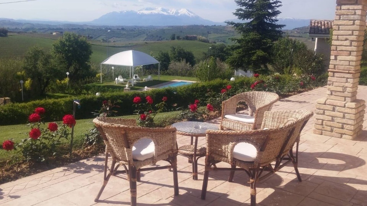 Citta Sant'Angelo Apartment | I Tre Laghi Sant' Agnese - Rustic with pool, aircon