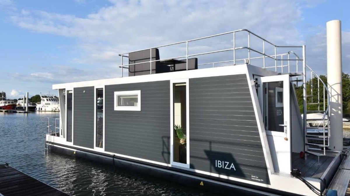 Heugum Boat Rental | Ibiza | Cozy Houseboat in Maastricht | 4 Guests