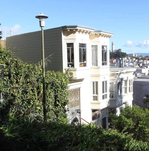 Russian Hill Apartment | Iconic 3 bedroom with Sweping Bay City Views, 100 Walk Score