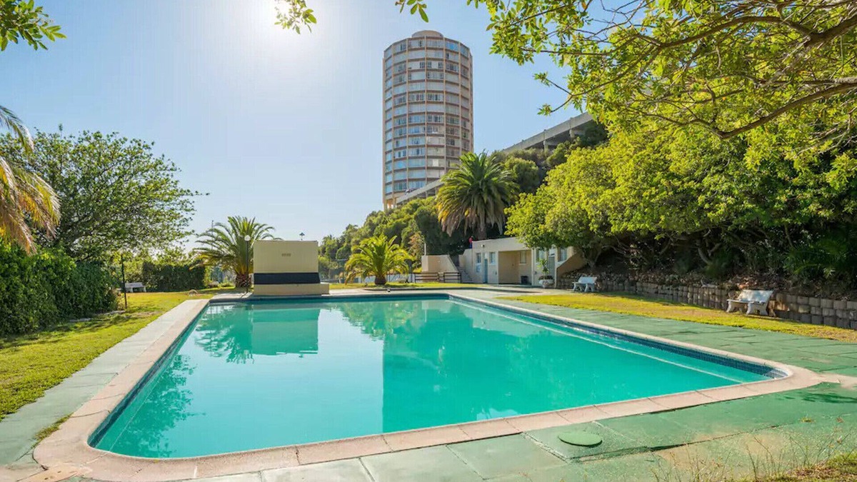 Cape Town City Centre Apartment | Iconic Architecture With Sweeping Mountain Views!