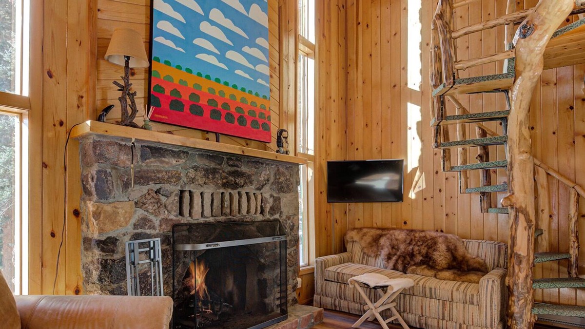 Red River Cabin | Iconic Mountain Cabin | River | Couples | Peaceful (pet-friendly)