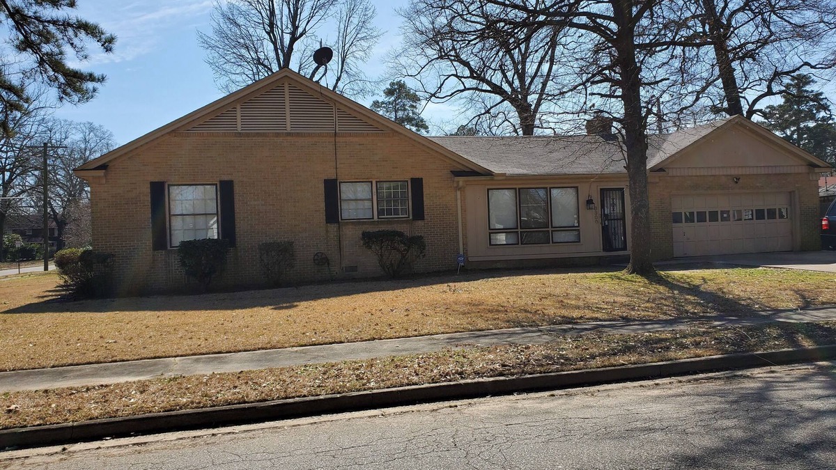 Pine Bluff House | Ida's Oasis near JRMC Hospital , Pine Bluff Country Club & Restaurants .