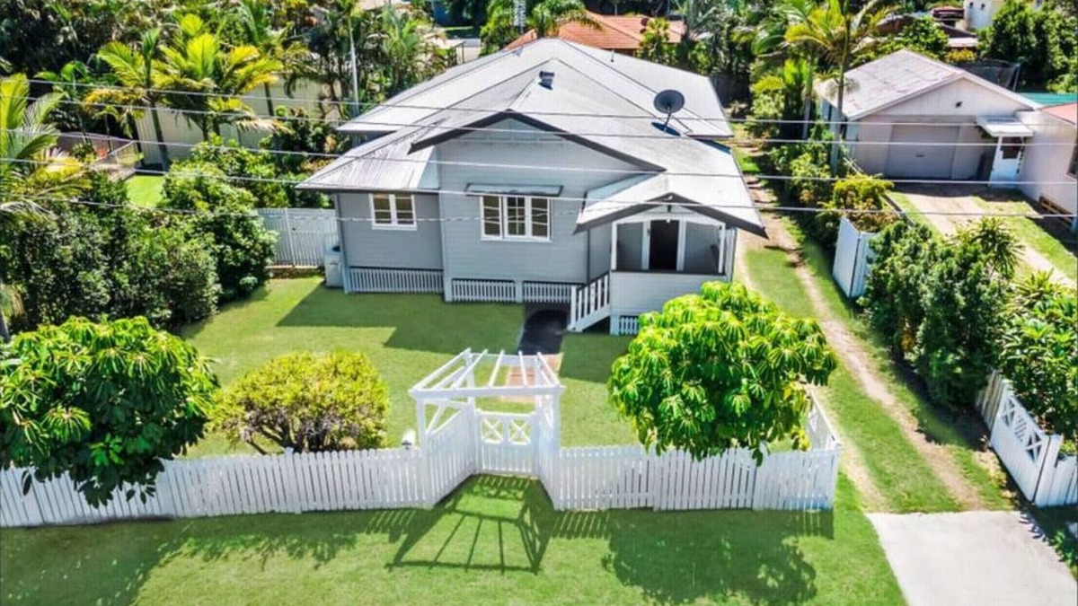 Urangan House | Ideal base 4 Whale Watching.Private deck/BBQ/AC.
