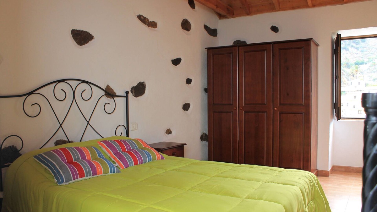 Vallehermoso House | Ideal couples house with beautiful views of the town, excellent for walkers.