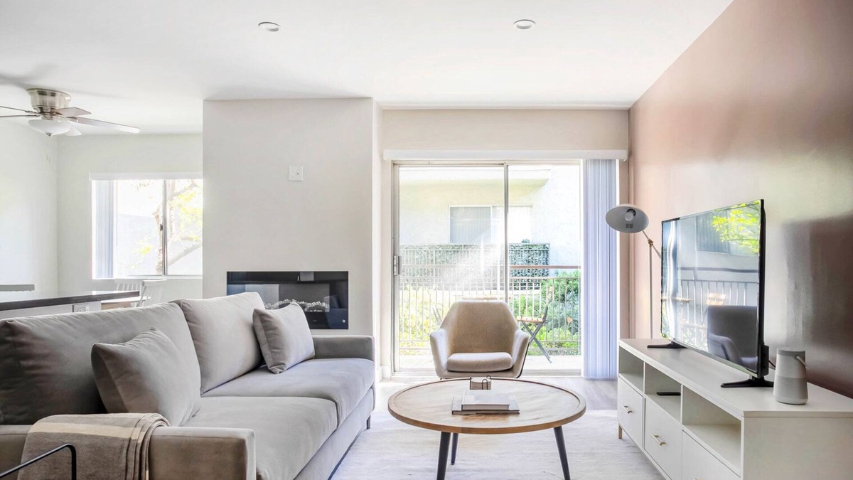 Encino Apartment | Ideal Encino 1BR w/W/D, Pool & Gym, nr Ventura Blvd, by Blueground