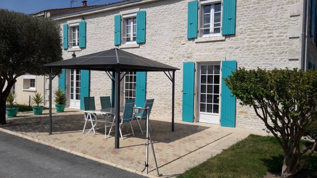 Saint-Hilaire-la-Palud Apartment | Ideal for visiting the marsh and relaxing with swimming pool, rowing boat, bicycles, park.