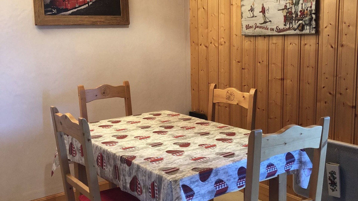 Meribel Centre Apartment | Ideal for 2 couples - Parking - Housekeeping included - Linen provided.