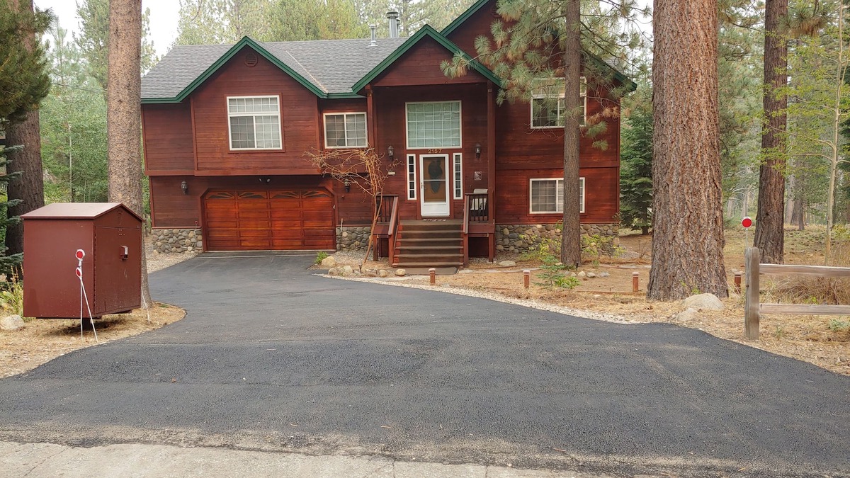 North Upper Truckee House | Ideal for family getaways! - Backs to National Forest - Hot Tub, Fast free Wi-Fi