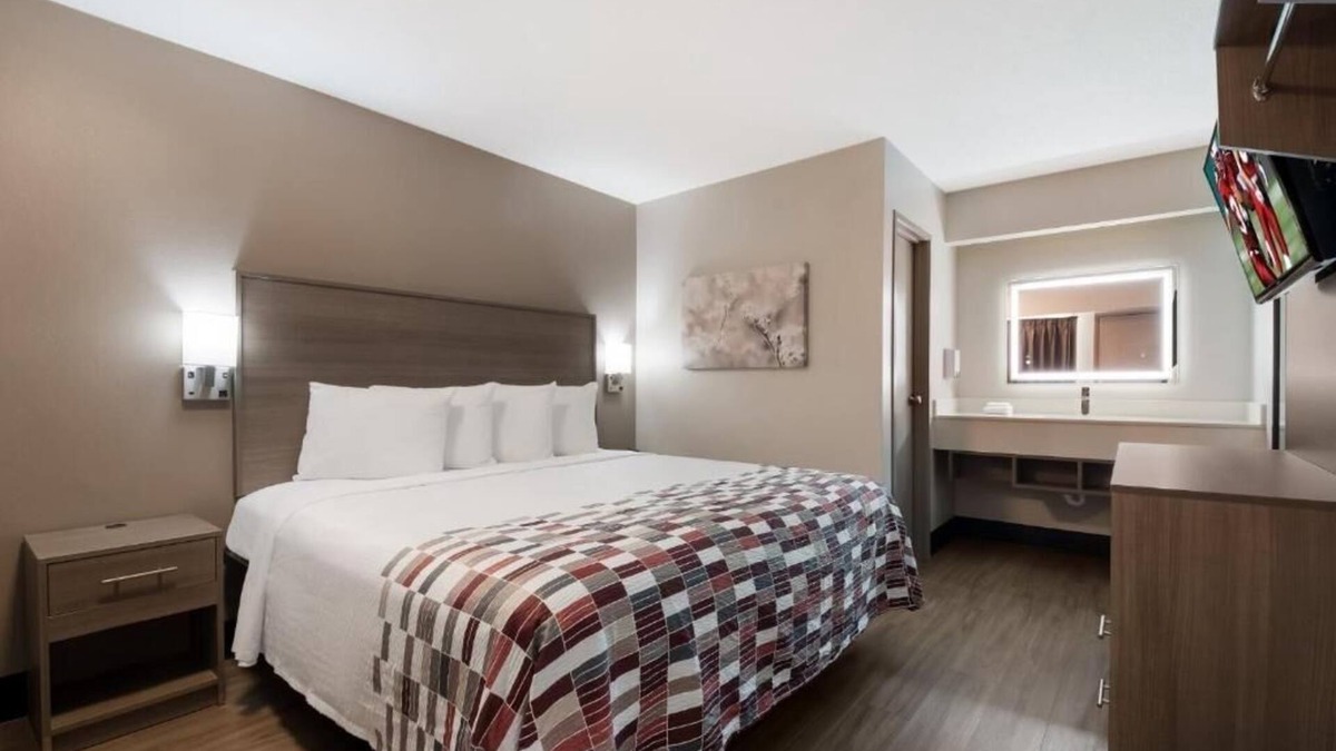 Graysville Hotel | Ideal for Family Stay | Two Affordable Rooms Near Airport & Pets Are Allowed