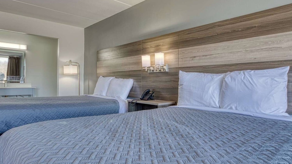 Revelo Hotel | Ideal for Groups: 2 Rooms w/Free Breakfast, Pool, Near Princess Falls Trailhead