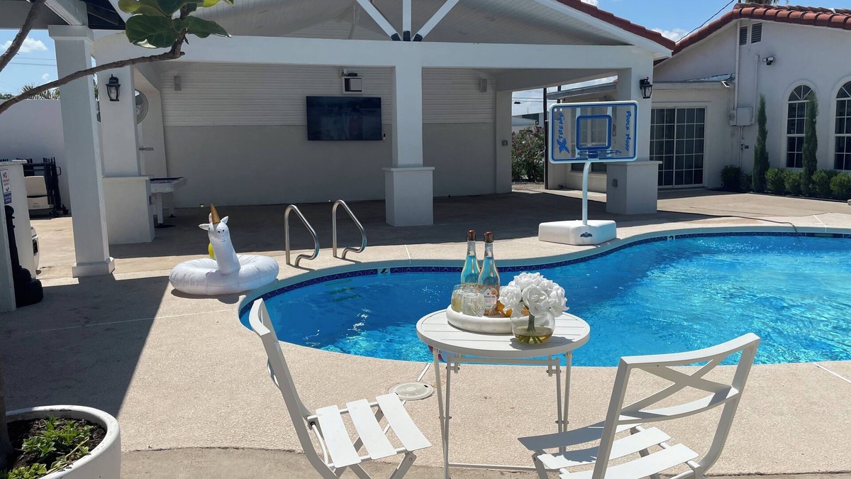 Mission House | Ideal for large groups - 4 King Beds- Sleep 16