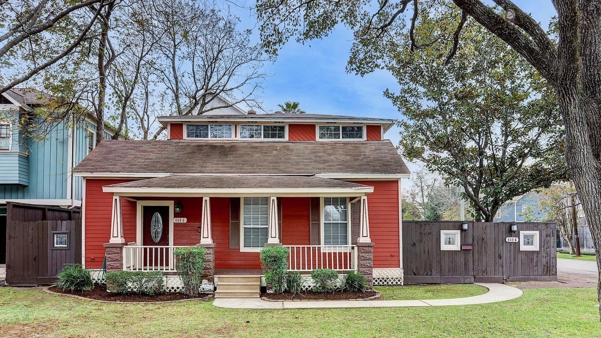 Greater Heights House | Ideal Heights Location; Walk to Many Attractions