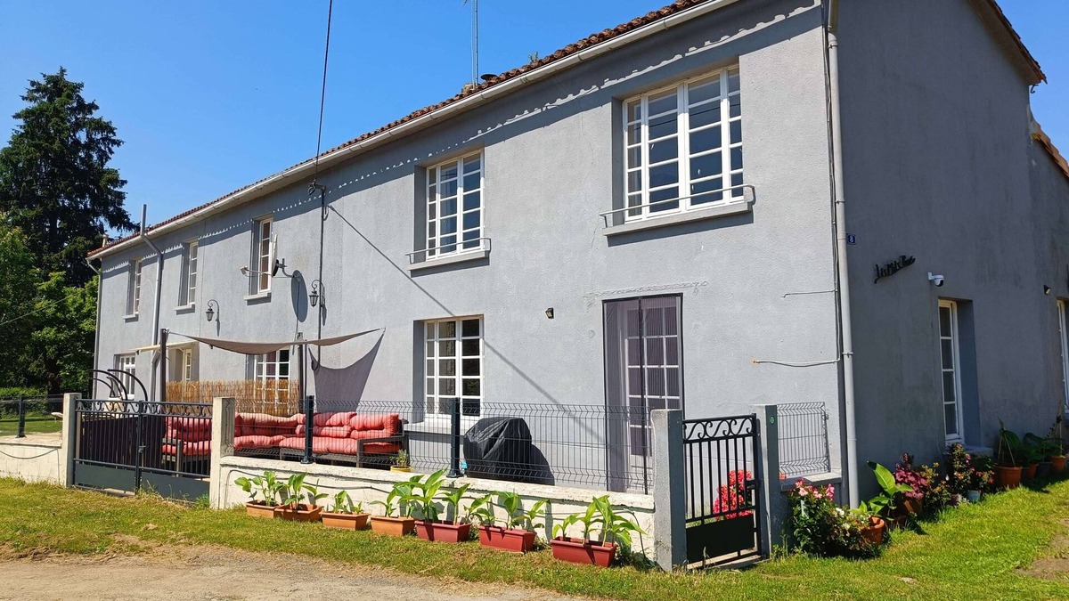 Vernoux-en-Gatine House | IDEAL LOCATION FOR A LARGE FAMILY OR SMALL GROUP, 8 PEOPLE, IN A QUIET HAMLET