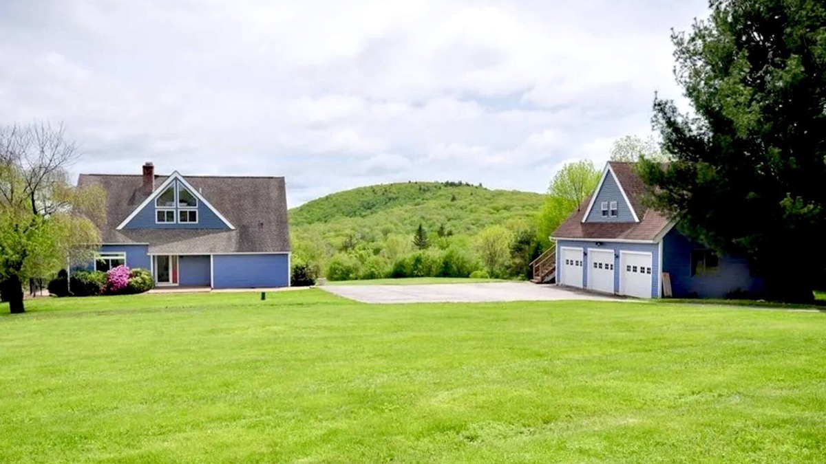 Bantam House | IDEAL LOCATION: Quiet 1-bedroom apartment, pool, garden, BBQ, lake view, hiking