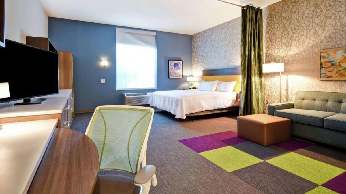 Jekyll Island Hotel | Ideal Location! 4 Classy Units, Onsite Pool, Free Breakfast, Pets Allowed!