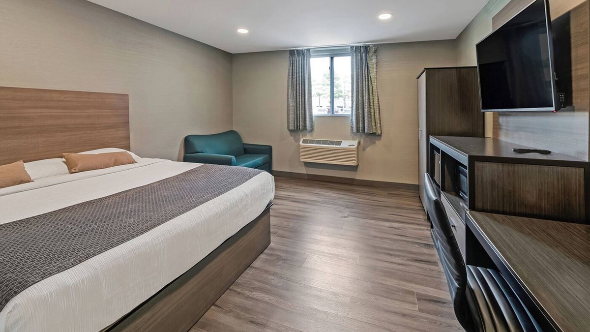 Foxboro Hotel | Ideal Location! Near Gillette Stadium, Offers FREE Parking Plus FREE Breakfast!