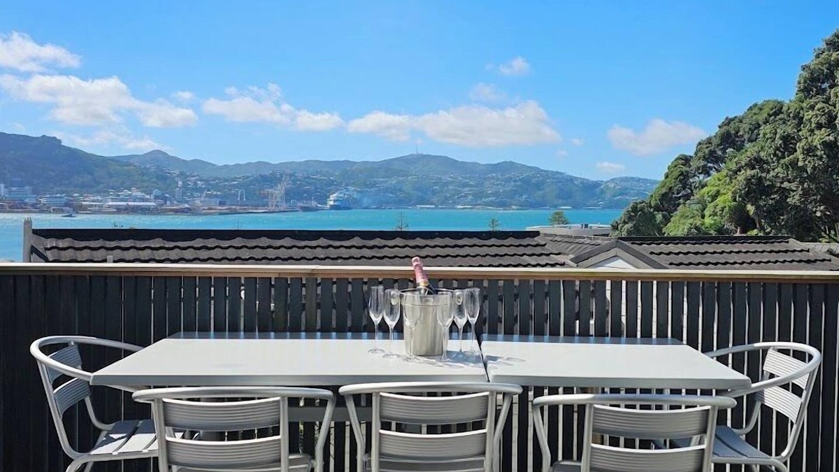 Oriental Bay House | Ideal location for groups, family, friends or work