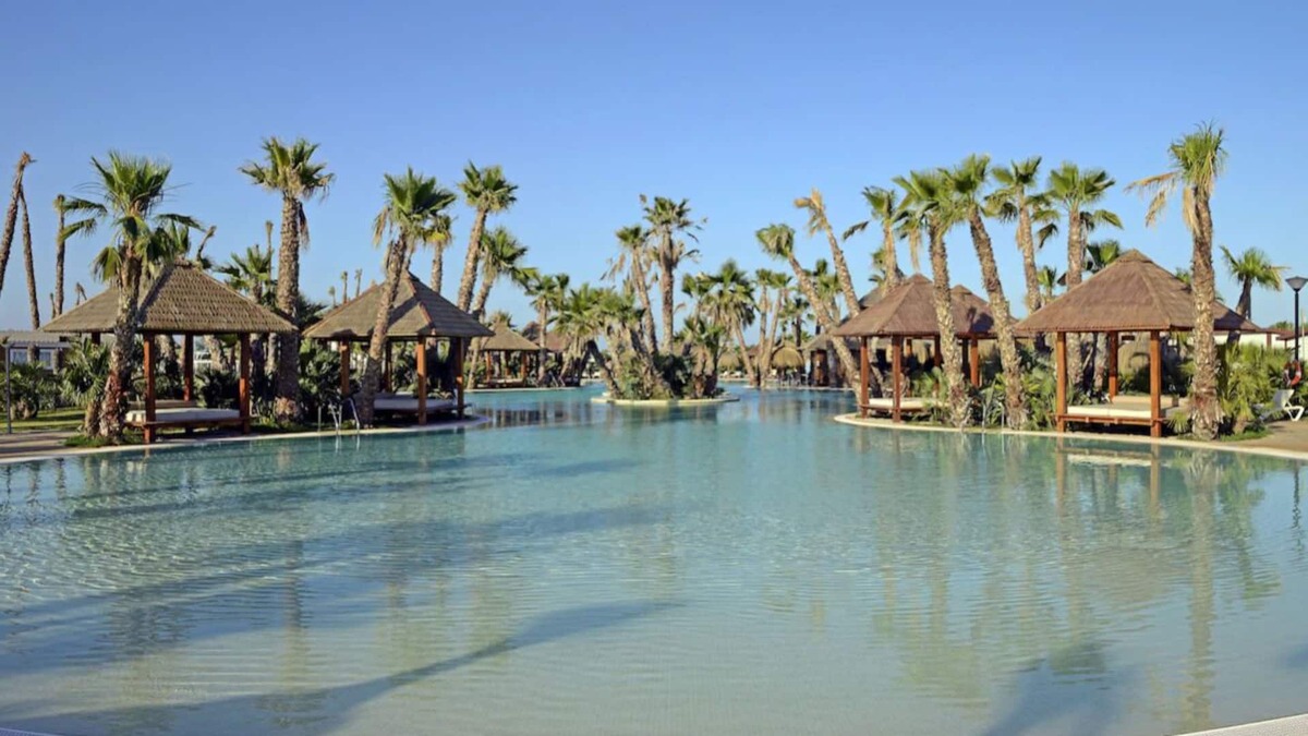 Crevillente House | Ideal Location to Relish in Tropical Pools! Mini-golf, Indoor & Outdoor Pools!