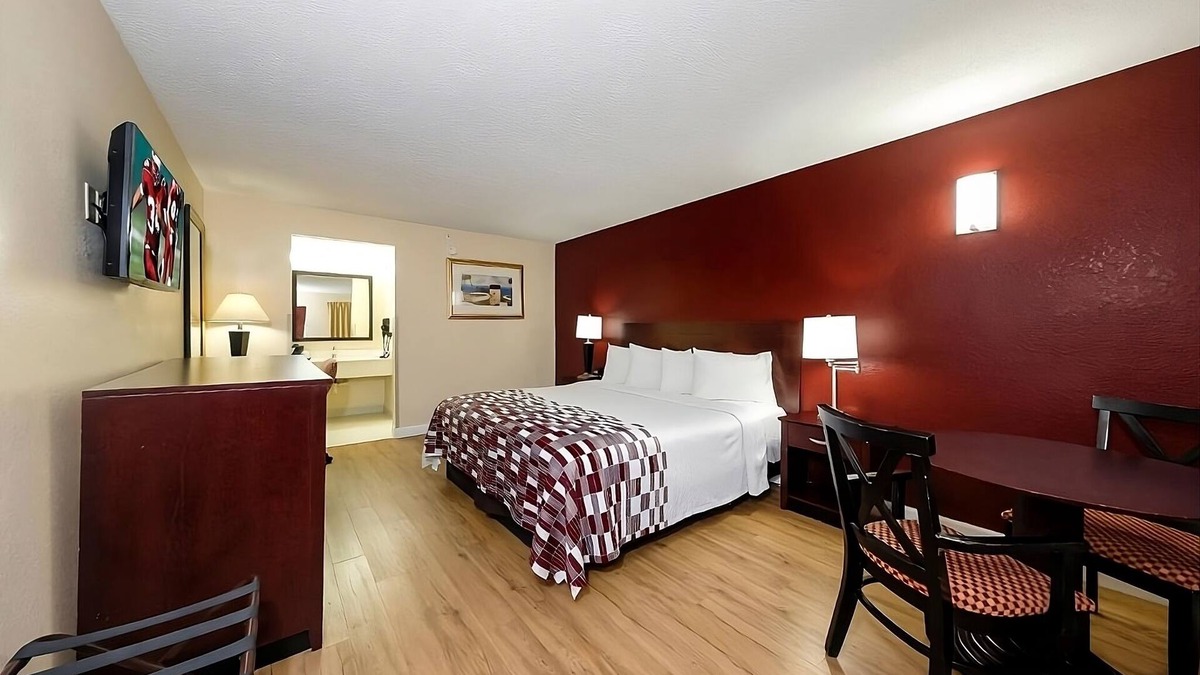Ellenton Hotel | Ideal Mix of Comfort and Value! Outdoor Pool, Free Parking, Pet-friendly!