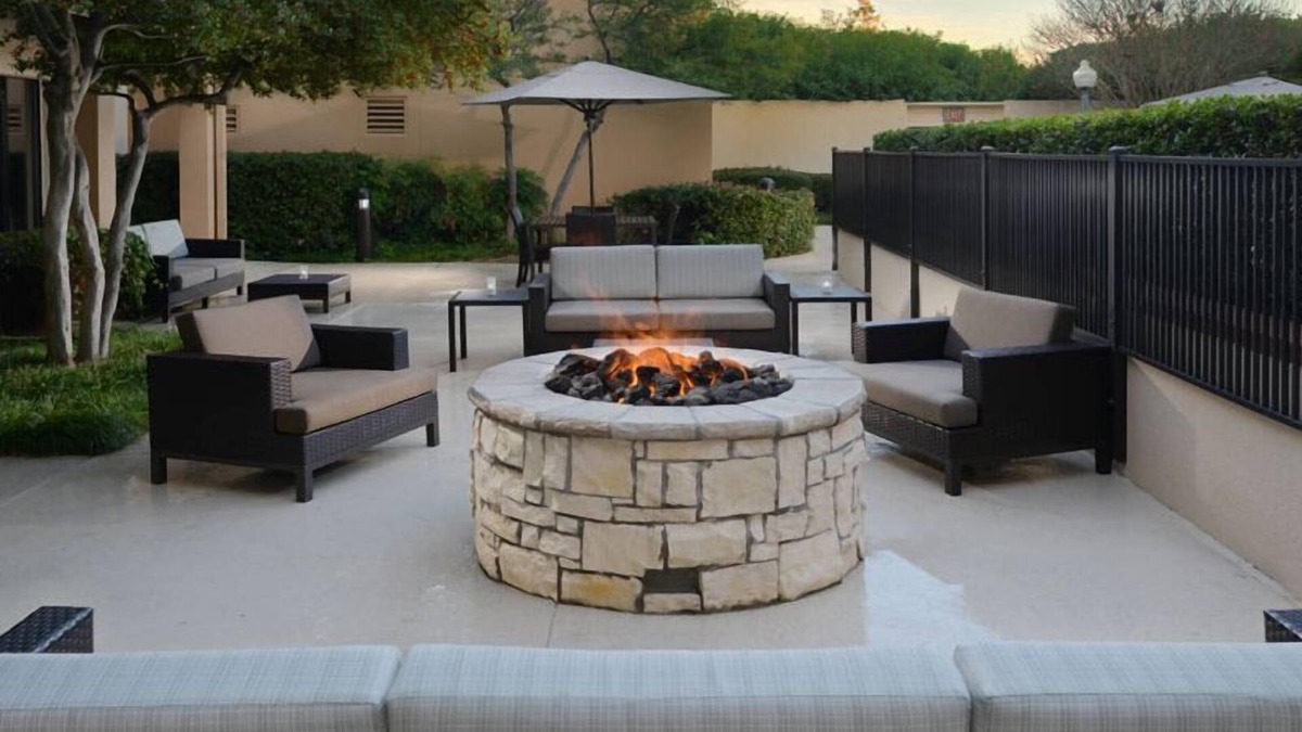 North Dallas Apartment | Ideal Mix of Comfort and Value! 2 Contemporary Units, Parking, Outdoor Pool