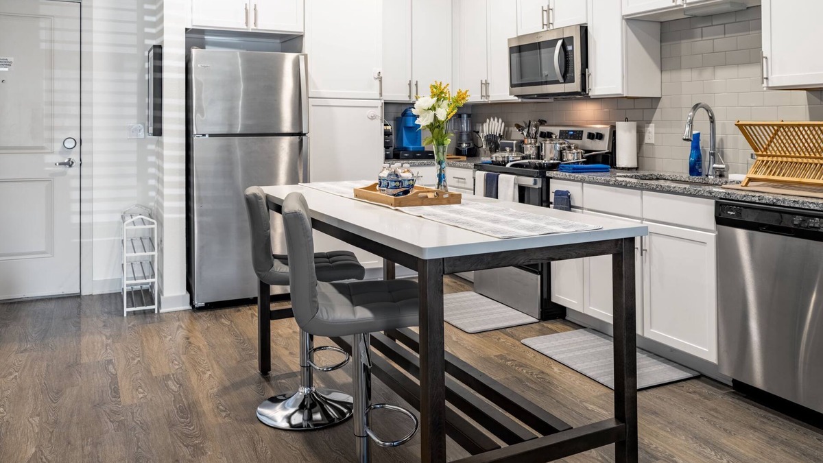 Arlington Apartment | Ideal Modern Retreat in the Heart of Jacksonville