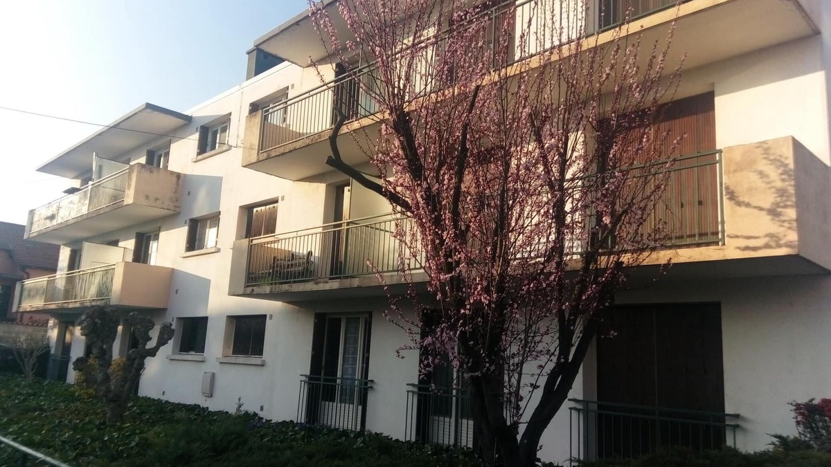 Roanne Apartment | Ideally located apartment