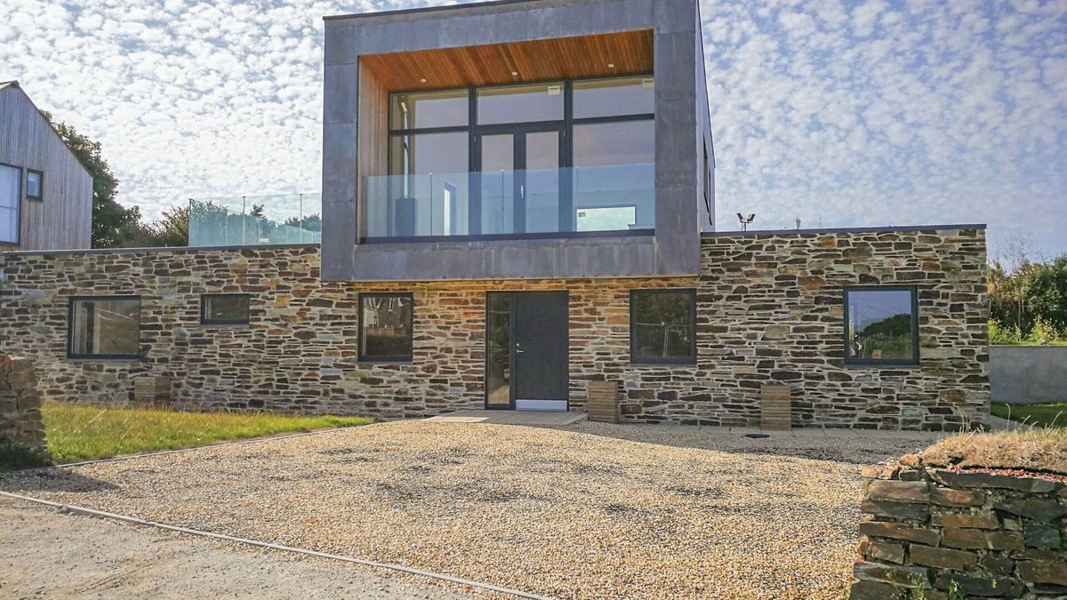 St. Agnes Cottage | IDLEWILD, 2 WHEAL TURNAVORE, pet friendly, with open fire in St Agnes