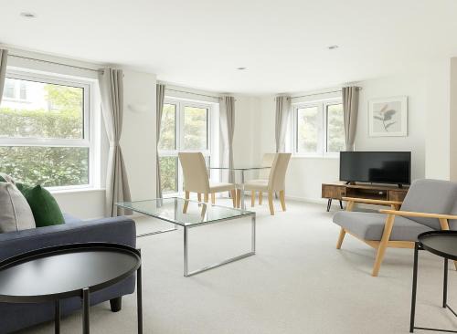 Sands End Apartment | Idyllic 2 Bed Balcony Flat Chelsea Harbour