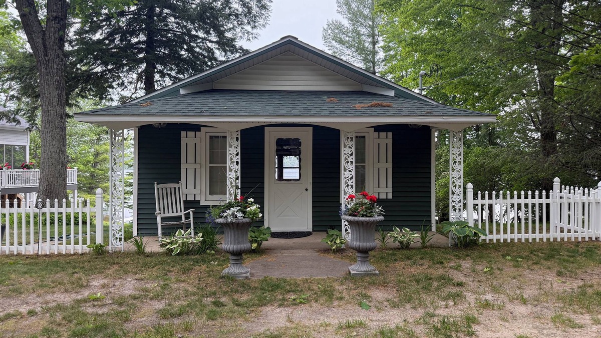 Fountain Cottage | Idyllic 3-Bedroom Lake Front Cottage on Ford Lake