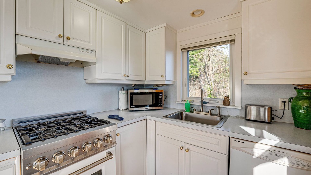 Anacortes Cottage | Idyllic Anacortes Stay: Ocean Views, Walk to Beach