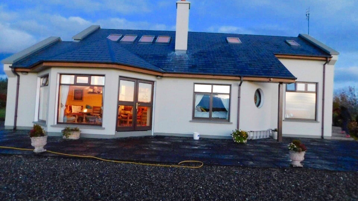 Whitegate House | Idyllic and Unique House on the Lake