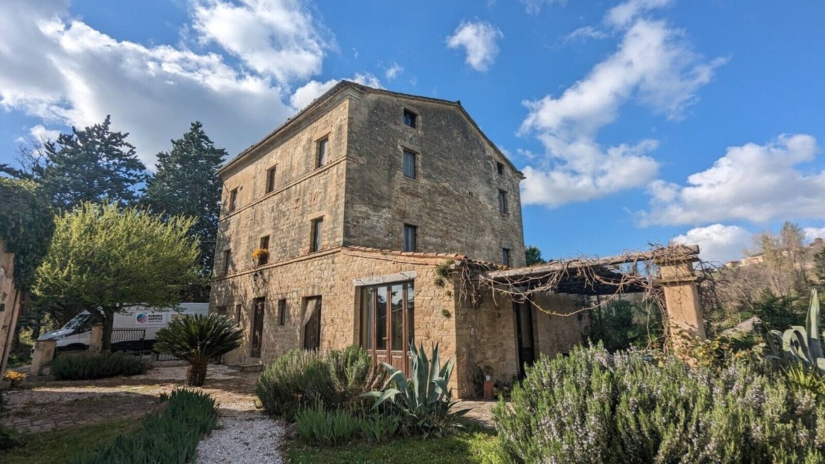 Cupramontana House | Idyllic artist's country house with pool & yoga room in a secluded location