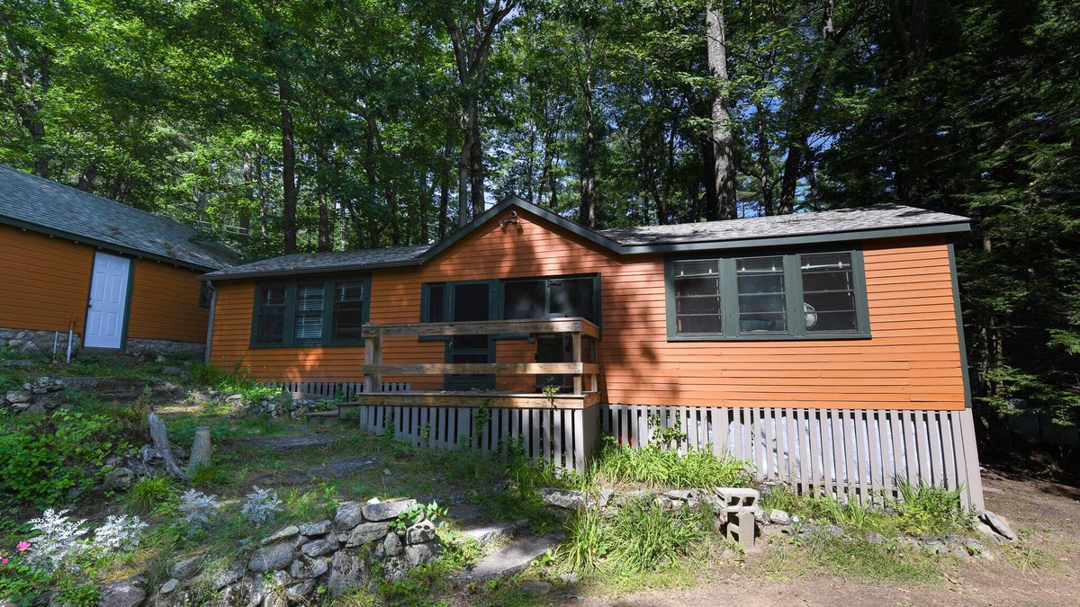 Naples Cottage | Idyllic Brandy Pond Cottage with 100' of Shared Waterfront!
