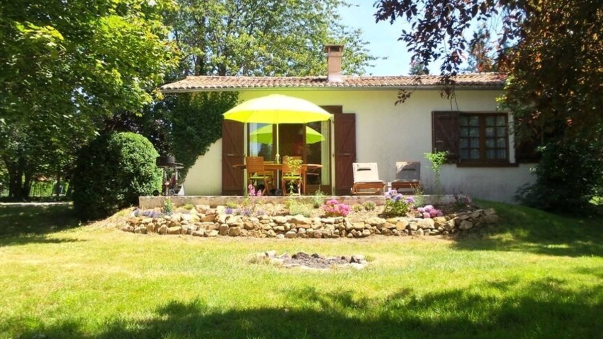 Saint-Mathieu House | Idyllic country house with large garden near a beautiful swimming lake