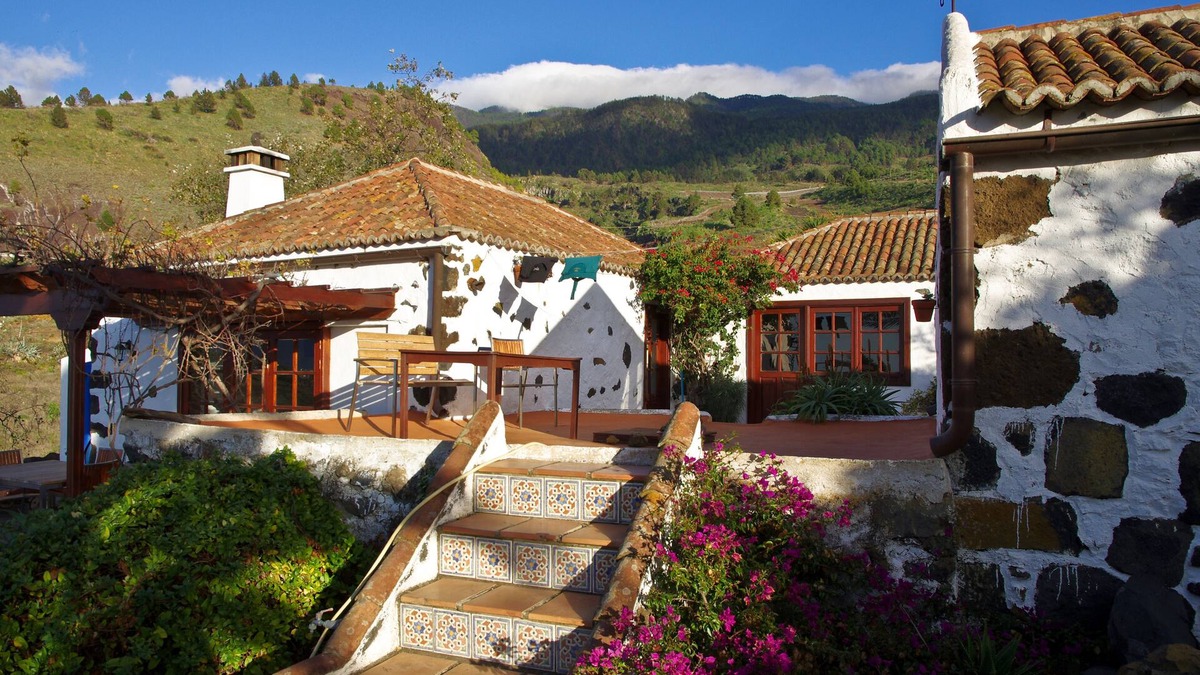 Los Llanos de Aridane House | idyllic country house with lots of flowers in the sunny west of La Palma