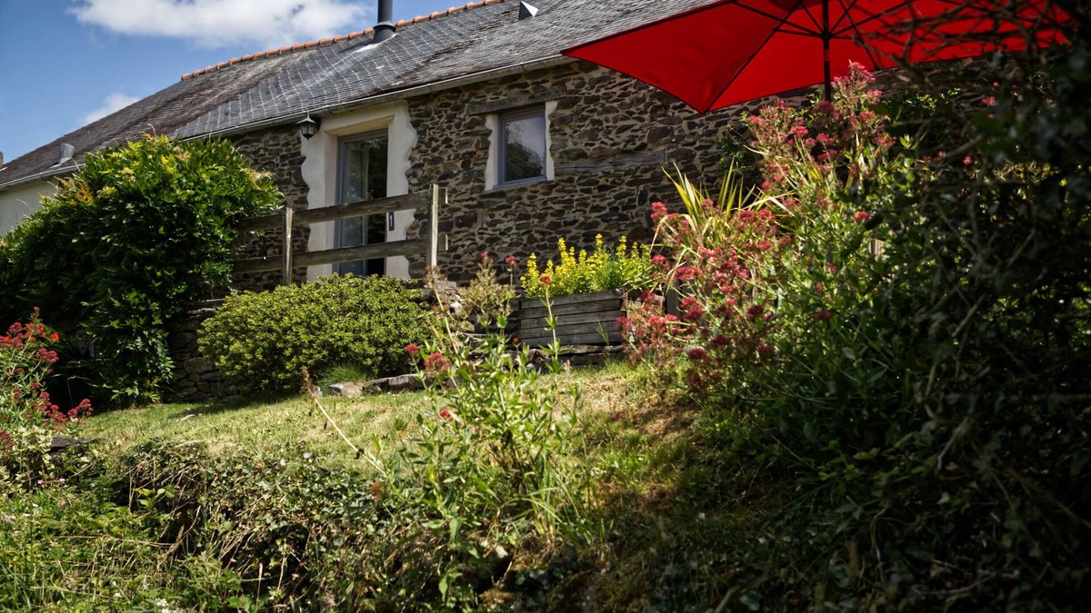 Loperec Apartment | Idyllic Country Location for couples, central, peaceful, 5 mins from shops, WIFI