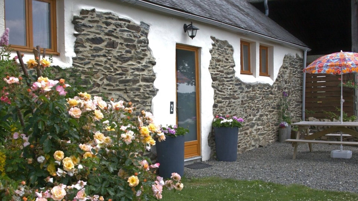 Loperec Apartment | Idyllic Country Location for couples, central, peaceful, 5 mins from shops, WIFI