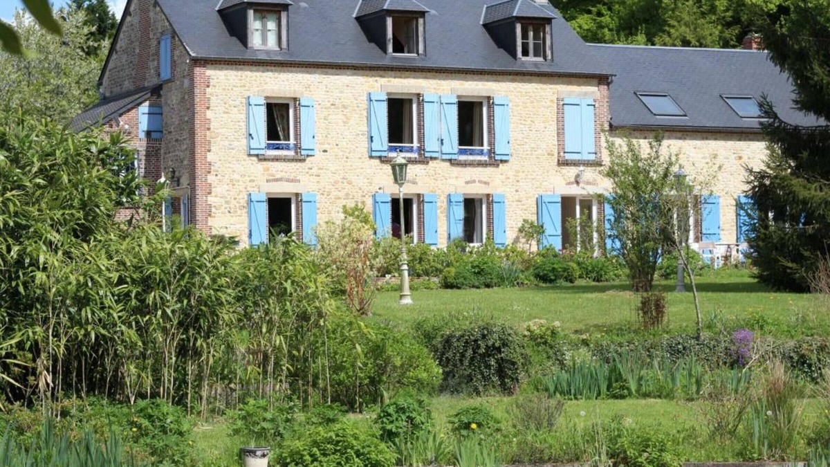 Les Authieux-du-Puits Cottage | Idyllic Duplex with Terrace, Garden, WiFi, and Private Pond in Les Authieux-du-Puits.