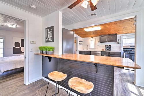Fayetteville House | Idyllic Fayetteville Home - Walk to UA Campus!