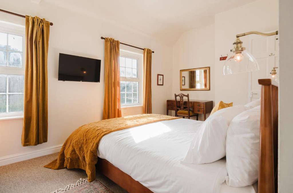 Axford Apartment | Idyllic Foodie Retreat above The Silks Pub!