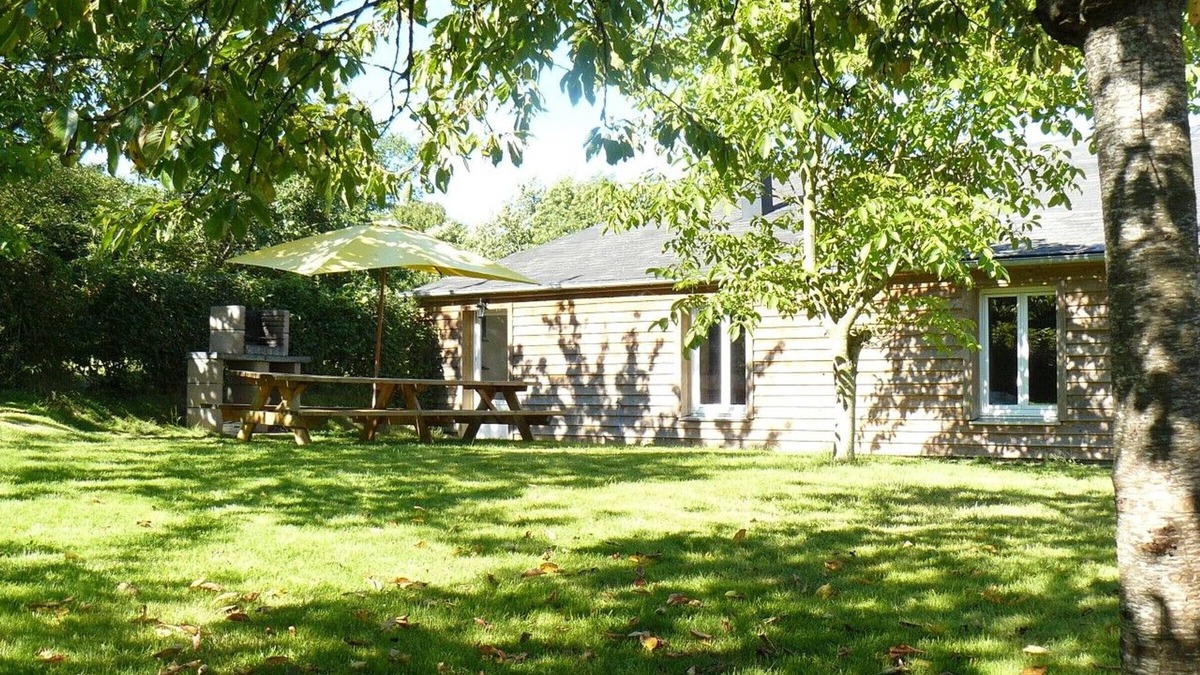 Saint-Leonard-des-Bois Cottage | Idyllic Retreat in the Heart of Alpes Mancelles: Cozy Cottage with Outdoor Activities & Discounts