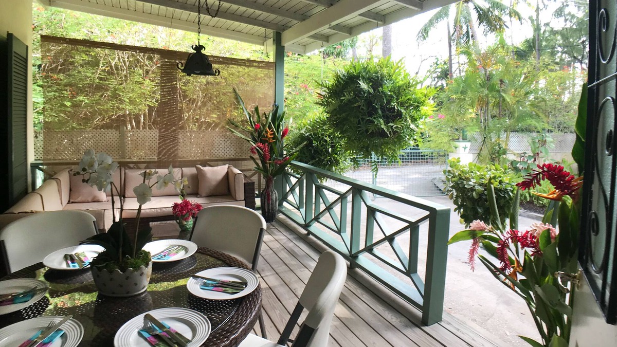 Oistins Villa | Idyllic garden villa, 3 beds, large private garden, 2 mins walk to beach.