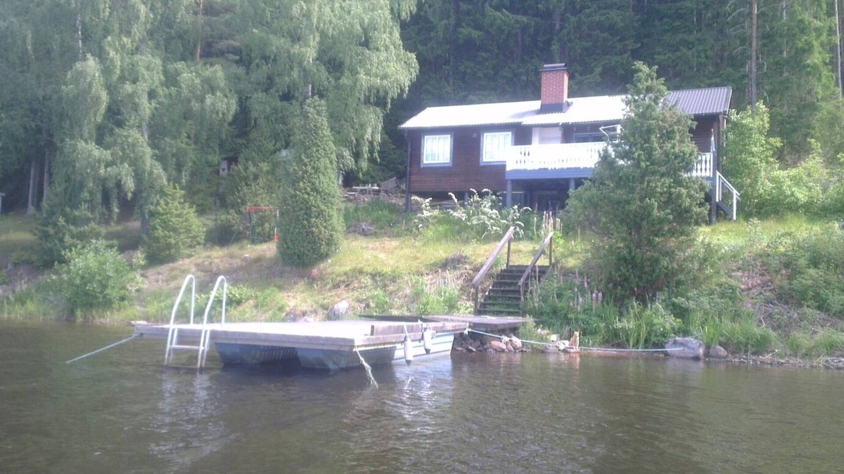 Karlstad Municipality House | Idyllic holiday home right on the lake in Värmland