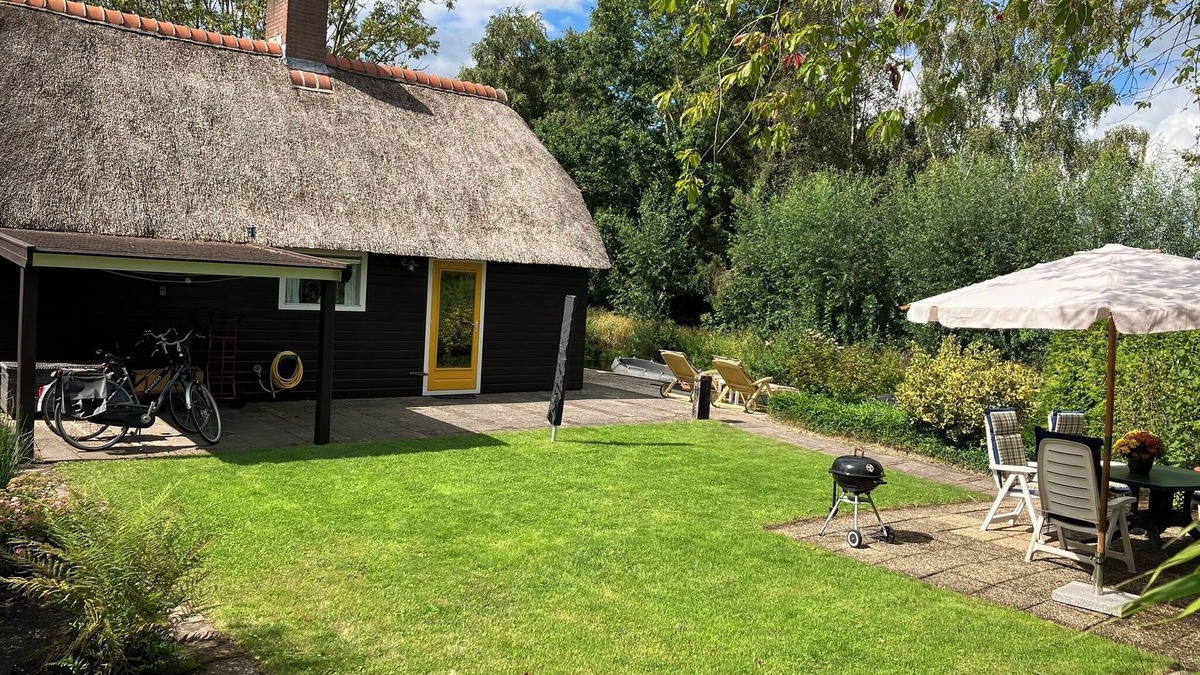 Zuideinde Cottage | Idyllic house with spacious garden next to canal, boat rent is possible (extra)